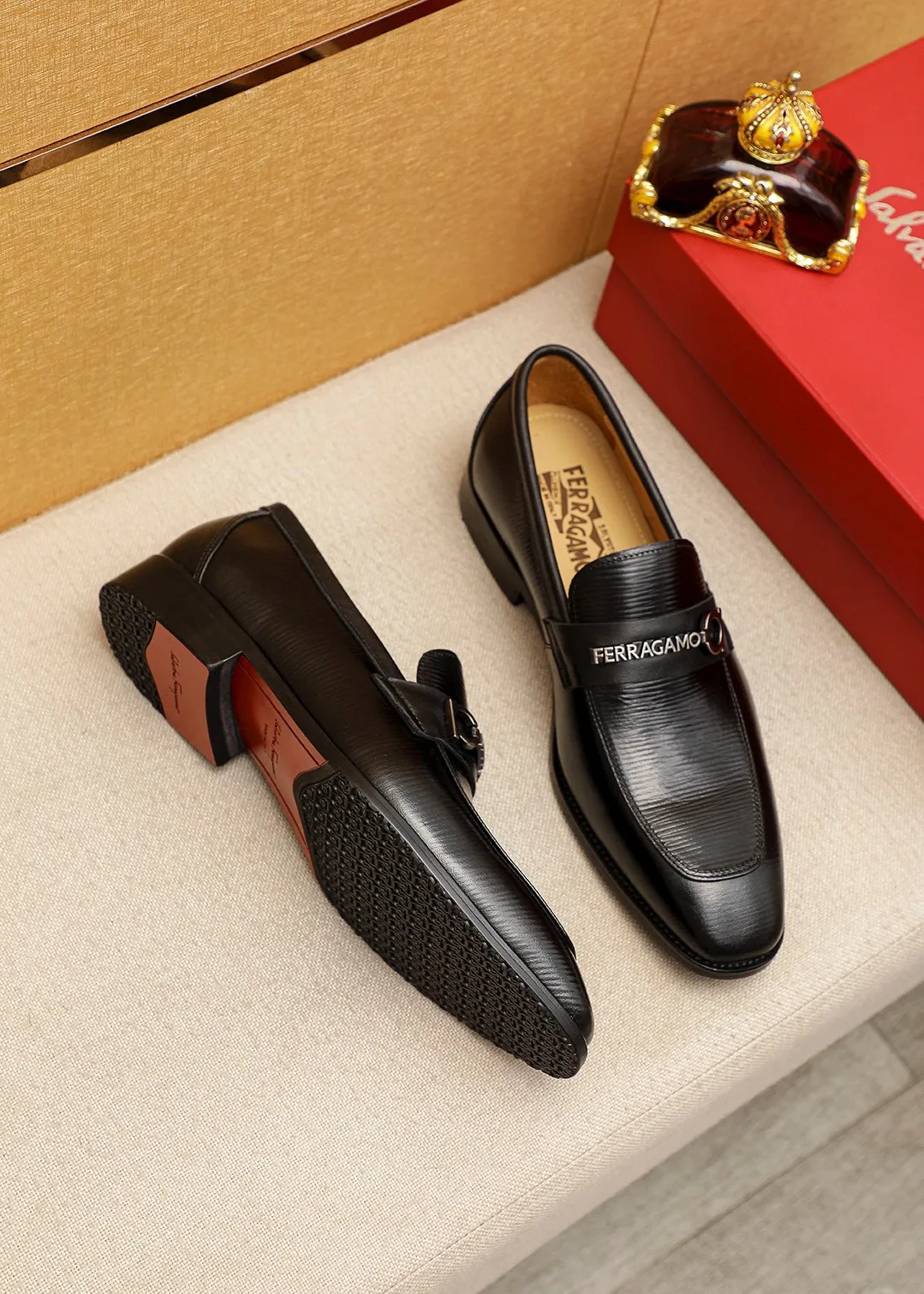 Men's shoes 💰460 💐 Product trademark: Ferragamo "Ferragamo" casual leather shoes Regular size: 38-44 (45.46🉑️customized) Product materials: Selected imported first-layer calfskin embossed upper + luxury hardware buckle, imported water-dyed cow leather lining. Strong three-dimensional visual effect, original outsole color: 1⃣️color optional